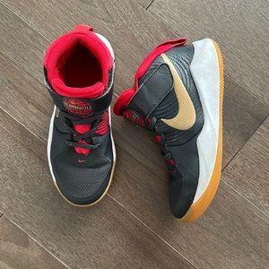 NIKE little boys Team Hustle Sneakers size 12.5
